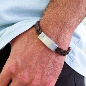 Ανδρικό βραχιόλι Calvin Klein 35000131 από καφέ δέρμα με ασημένια αγκράφα.